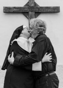 Nonne küsst Priester