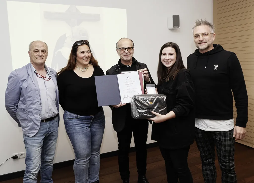 Gruppenfoto bei der Siegerehrung des Bundeslehrlingswettbewerbs der Berufsfotografen Österreich. Claudia Bachinger, Lehrling von Michael Preschl Photography, erhält nach ihrem ersten Platz ihre Auszeichnung und Preise im Beisein der Jury und Veranstalter.