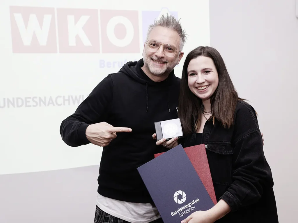 Gruppenfoto bei der Siegerehrung des Bundeslehrlingswettbewerbs der Berufsfotografen Österreich. Claudia Bachinger, Lehrling von Michael Preschl Photography, erhält nach ihrem ersten Platz ihre Auszeichnung und Preise im Beisein der Jury und Veranstalter.
