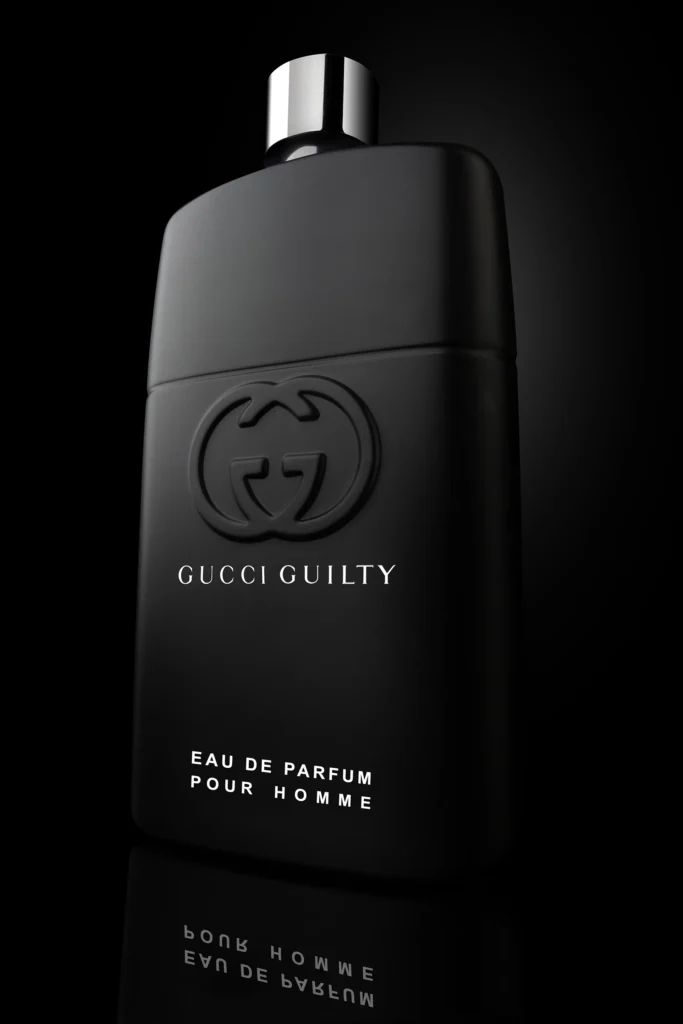 Dunkel inszenierte Produktfotografie eines Gucci Guilty Parfums auf schwarzem Hintergrund – fotografiert von Michael Preschl in Salzburg.