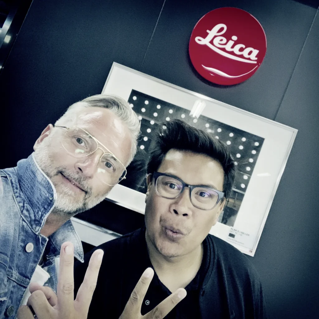 Michael Preschl und Fotograf Pat Domingo im Leica Store bei Foto Kücher Salzburg. Die beiden Leica Professional Photographers präsentieren sich während eines gemeinsamen Treffens im Umfeld hochwertiger Leica Fotografie.