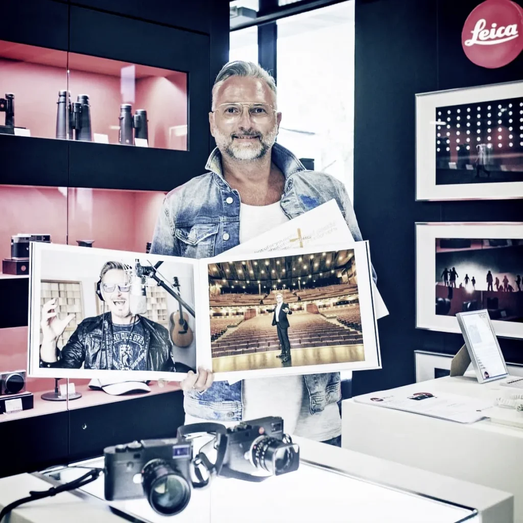 Michael Preschl und Fotograf Pat Domingo im Leica Store bei Foto Kücher Salzburg. Die beiden Leica Professional Photographers präsentieren sich während eines gemeinsamen Treffens im Umfeld hochwertiger Leica Fotografie.