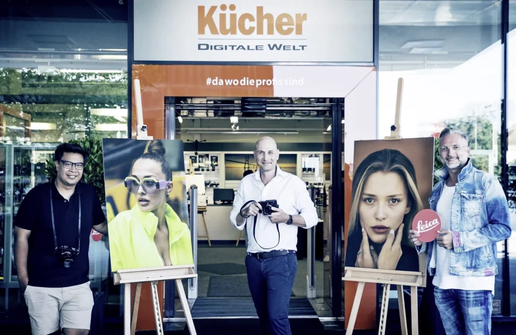 Michael Preschl und Fotograf Pat Domingo im Leica Store bei Foto Kücher Salzburg. Die beiden Leica Professional Photographers präsentieren sich während eines gemeinsamen Treffens im Umfeld hochwertiger Leica Fotografie.