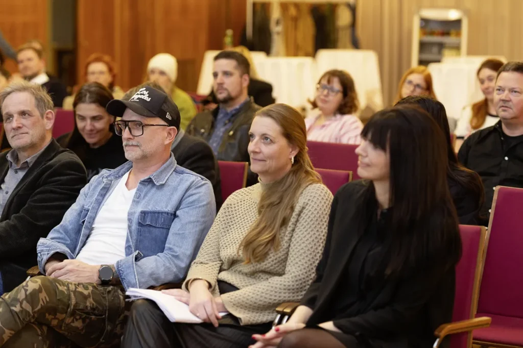 Michael Preschl, Werbefotograf und Visual Brand Specialist aus Salzburg, hält einen Fachvortrag zum Thema Künstliche Intelligenz, Markenkommunikation und Authentizität im Rahmen einer Veranstaltung in Klagenfurt, Kärnten.