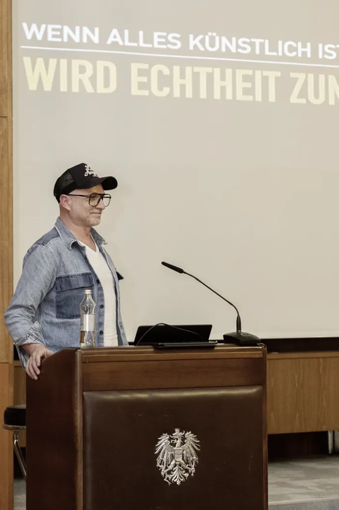Michael Preschl, Werbefotograf und Visual Brand Specialist aus Salzburg, hält einen Fachvortrag zum Thema Künstliche Intelligenz, Markenkommunikation und Authentizität im Rahmen einer Veranstaltung in Klagenfurt, Kärnten.