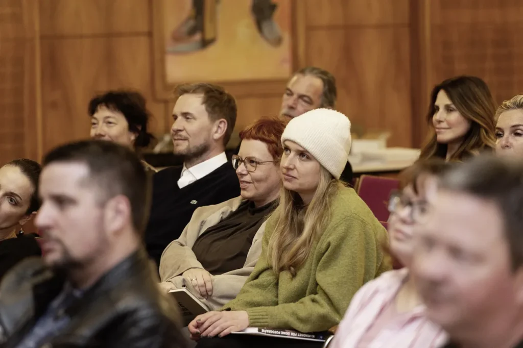Michael Preschl, Werbefotograf und Visual Brand Specialist aus Salzburg, hält einen Fachvortrag zum Thema Künstliche Intelligenz, Markenkommunikation und Authentizität im Rahmen einer Veranstaltung in Klagenfurt, Kärnten.