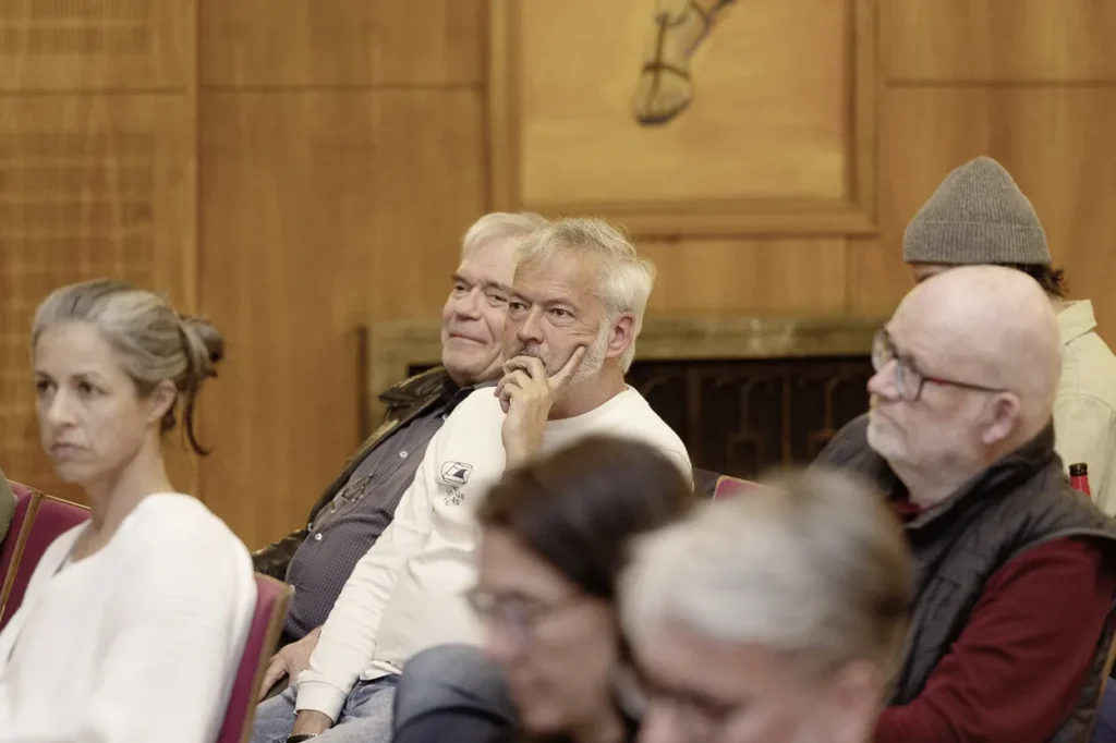 Michael Preschl, Werbefotograf und Visual Brand Specialist aus Salzburg, hält einen Fachvortrag zum Thema Künstliche Intelligenz, Markenkommunikation und Authentizität im Rahmen einer Veranstaltung in Klagenfurt, Kärnten.