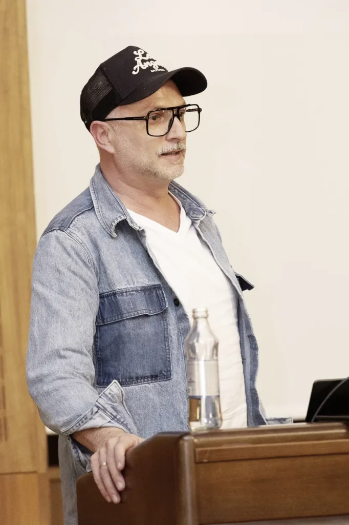 Michael Preschl, Werbefotograf und Visual Brand Specialist aus Salzburg, hält einen Fachvortrag zum Thema Künstliche Intelligenz, Markenkommunikation und Authentizität im Rahmen einer Veranstaltung in Klagenfurt, Kärnten.