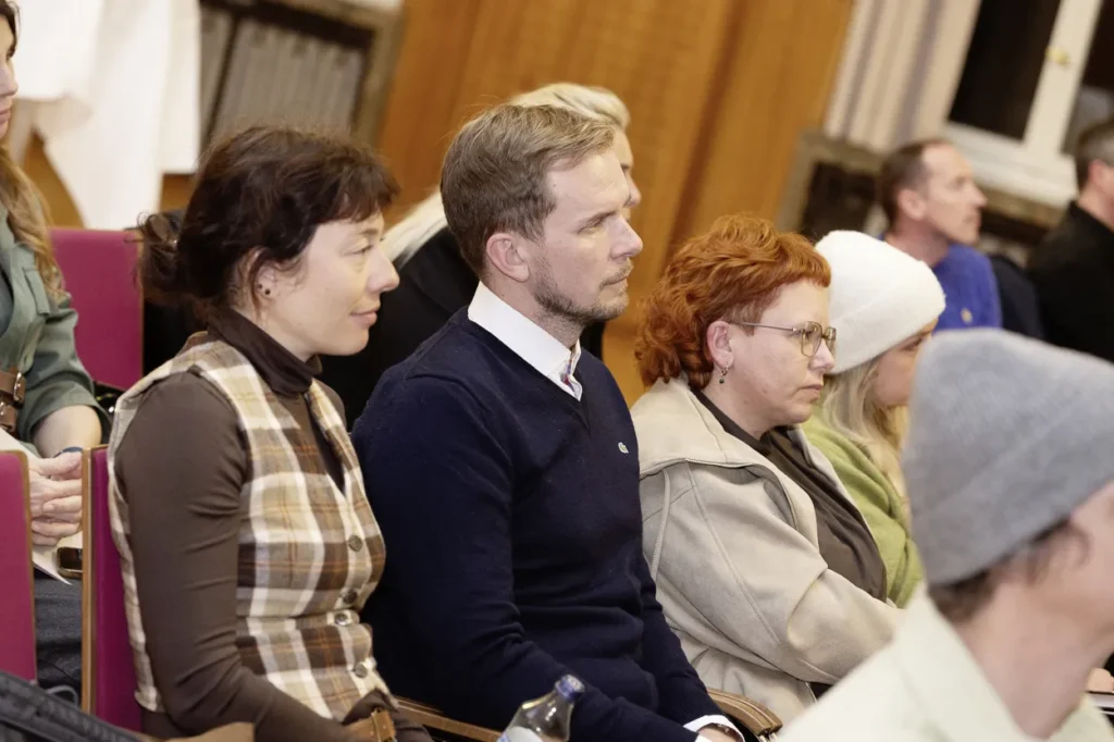 Michael Preschl, Werbefotograf und Visual Brand Specialist aus Salzburg, hält einen Fachvortrag zum Thema Künstliche Intelligenz, Markenkommunikation und Authentizität im Rahmen einer Veranstaltung in Klagenfurt, Kärnten.