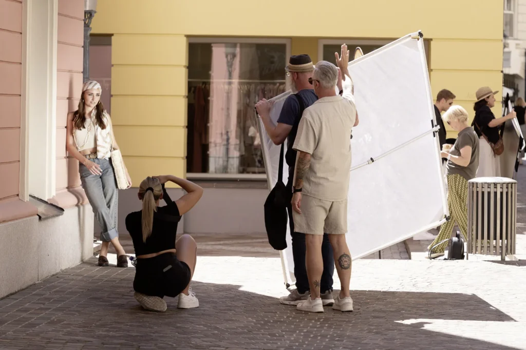 Michael Preschl diskutiert mit Teilnehmern seines Fotoworkshops NEXT LEVEL OF PHOTOGRAPHY über Bildideen, Lichtsetzung und kreative Konzepte während einer Veranstaltung in Kärnten.