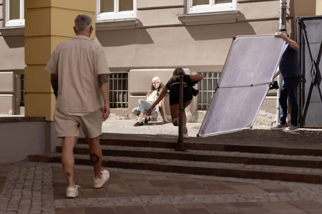 Michael Preschl diskutiert mit Teilnehmern seines Fotoworkshops NEXT LEVEL OF PHOTOGRAPHY über Bildideen, Lichtsetzung und kreative Konzepte während einer Veranstaltung in Kärnten.