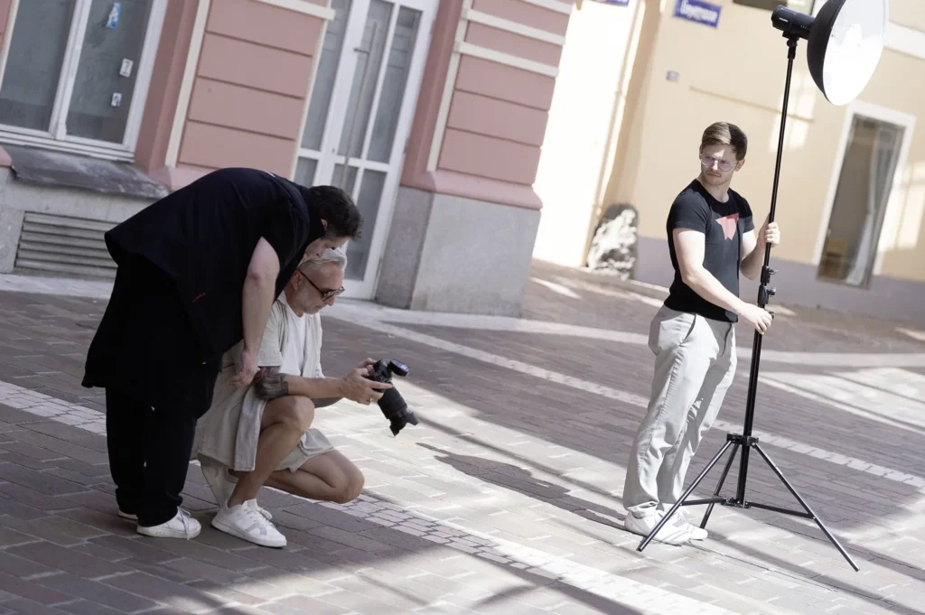 Behind-the-Scenes eines Fotoworkshops in Kärnten: Michael Preschl, Werbefotograf und Visual Brand Specialist, begleitet Teilnehmer während eines Fashion-Shootings im öffentlichen Raum und vermittelt professionelle Lichtführung sowie Bildgestaltung.