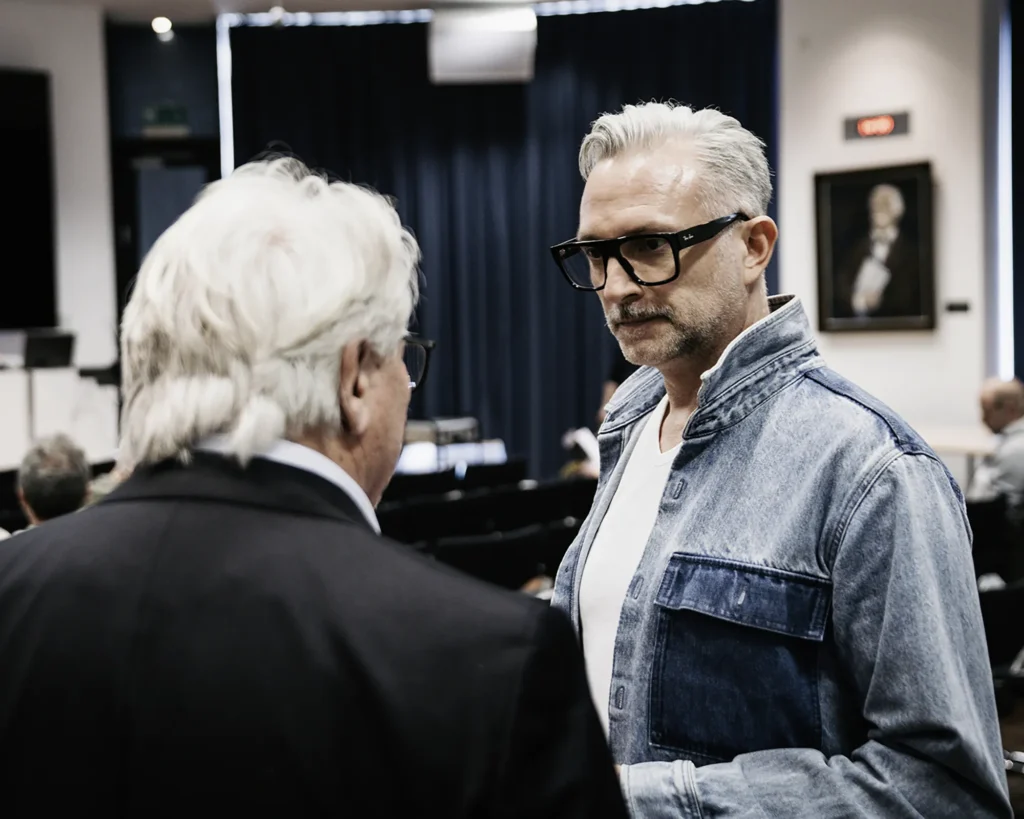 Michael Preschl, Werbefotograf und Visual Brand Specialist aus Salzburg, im Gespräch mit Teilnehmern einer Fachveranstaltung der Salzburger Berufsfotografie. Der Austausch konzentriert sich auf aktuelle Entwicklungen in der professionellen Fotografie und visuellen Kommunikation.