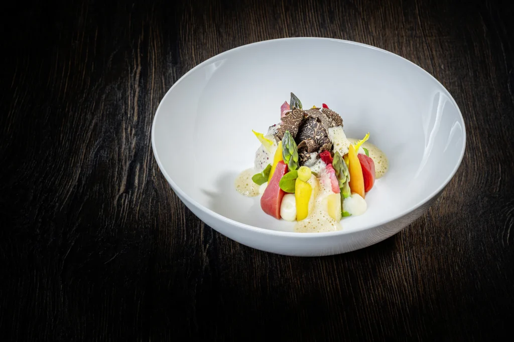 Fine-Dining Gericht in modernem weißen Teller fotografiert von Michael Preschl – hochwertige Foodfotografie für Hotels und Gastronomie aus Salzburg, Österreich.