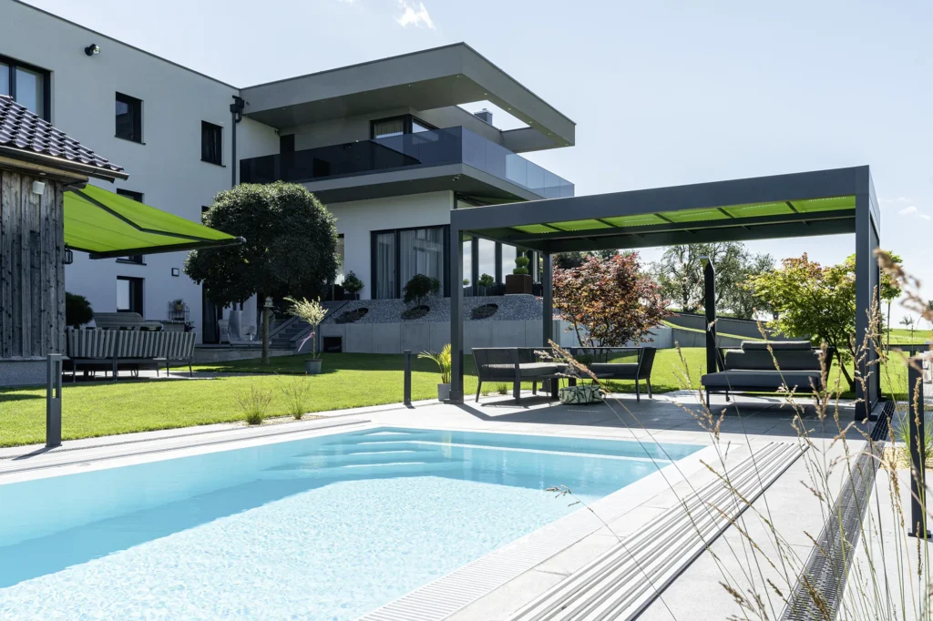 Architekturfotografie eines modernen Einfamilienhauses mit Pool und Design-Terrasse – fotografiert von Michael Preschl, Werbefotograf und Visual Brand Specialist aus Österreich.