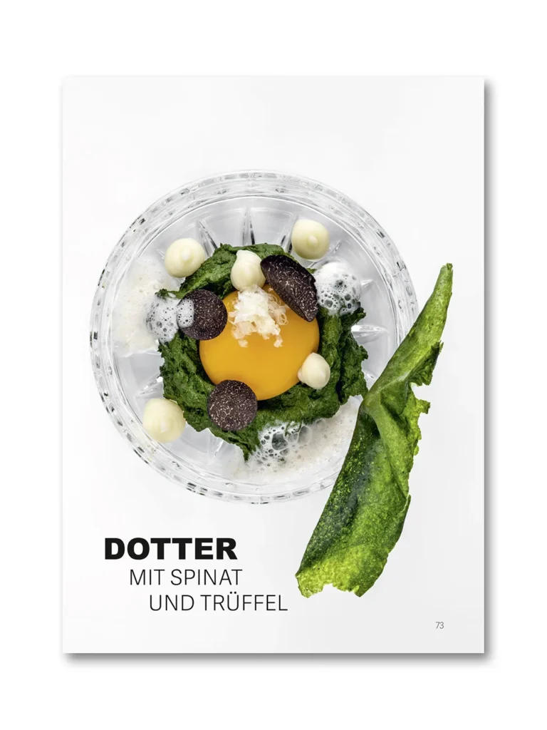Doppelseite aus dem Buch „ZEHN“ von Michael Gahleitner und Michael Preschl mit hochwertiger Foodfotografie, Fine-Dining-Gerichten, Rezeptinformationen und einem reduzierten Editorial-Design. Das Buch verbindet Kulinarik, Food Styling, Plating und professionelle Werbefotografie auf höchstem Niveau.