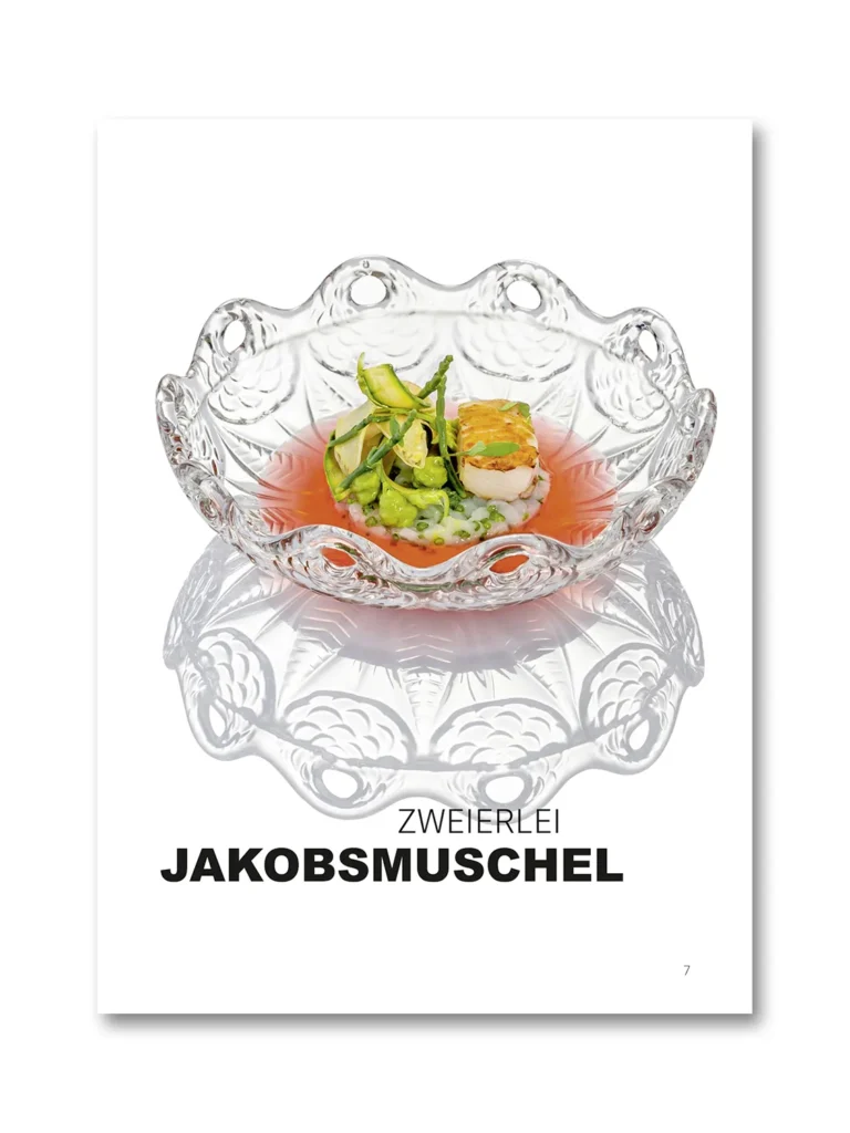 Doppelseite aus dem Buch „ZEHN“ von Michael Gahleitner und Michael Preschl mit hochwertiger Foodfotografie, Fine-Dining-Gerichten, Rezeptinformationen und einem reduzierten Editorial-Design. Das Buch verbindet Kulinarik, Food Styling, Plating und professionelle Werbefotografie auf höchstem Niveau.