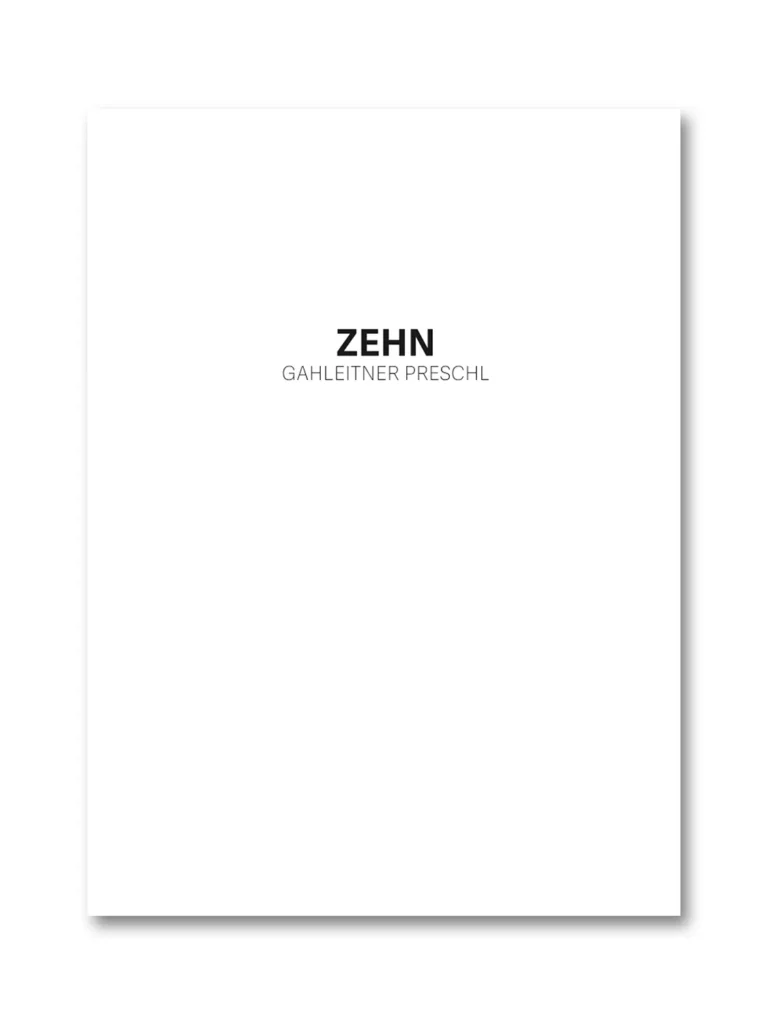 Doppelseite aus dem Buch „ZEHN“ von Michael Gahleitner und Michael Preschl mit hochwertiger Foodfotografie, Fine-Dining-Gerichten, Rezeptinformationen und einem reduzierten Editorial-Design. Das Buch verbindet Kulinarik, Food Styling, Plating und professionelle Werbefotografie auf höchstem Niveau.