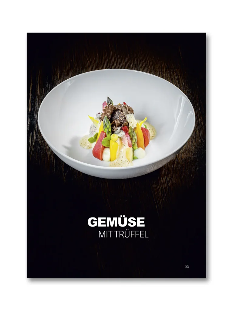 Doppelseite aus dem Buch „ZEHN“ von Michael Gahleitner und Michael Preschl mit hochwertiger Foodfotografie, Fine-Dining-Gerichten, Rezeptinformationen und einem reduzierten Editorial-Design. Das Buch verbindet Kulinarik, Food Styling, Plating und professionelle Werbefotografie auf höchstem Niveau.