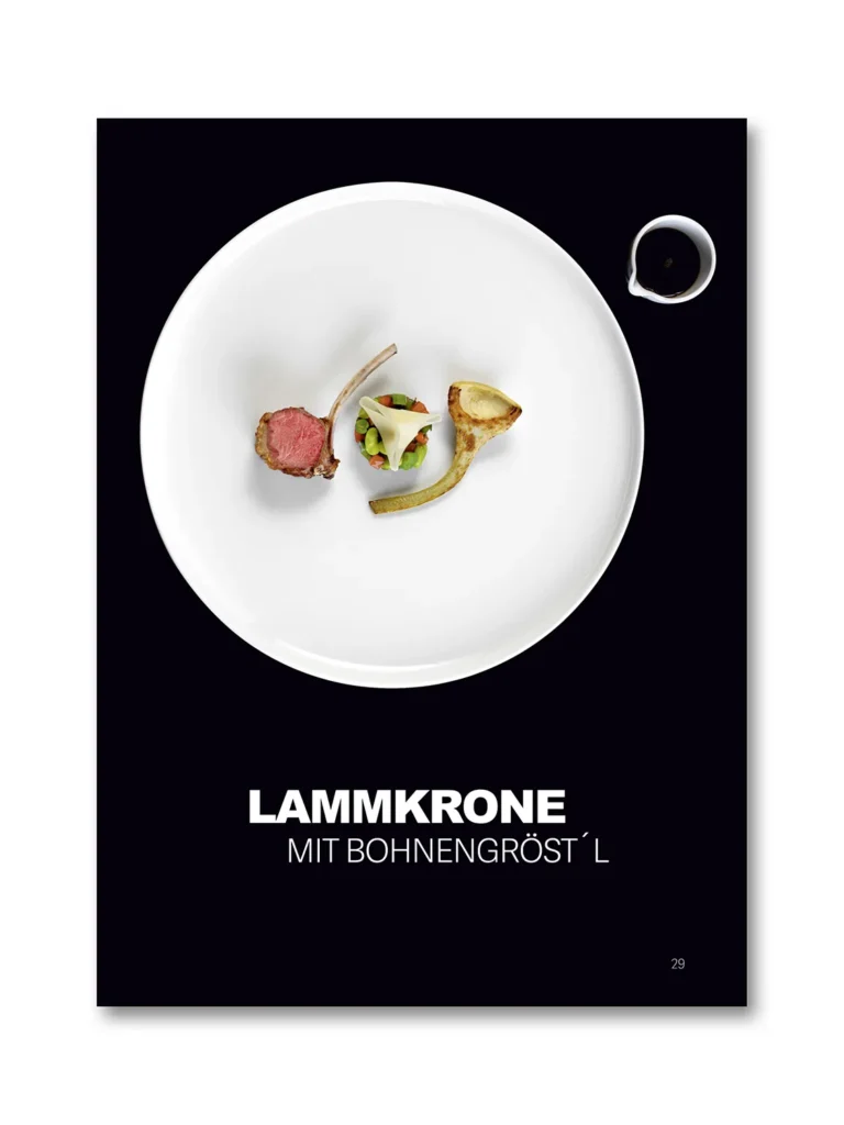 Doppelseite aus dem Buch „ZEHN“ von Michael Gahleitner und Michael Preschl mit hochwertiger Foodfotografie, Fine-Dining-Gerichten, Rezeptinformationen und einem reduzierten Editorial-Design. Das Buch verbindet Kulinarik, Food Styling, Plating und professionelle Werbefotografie auf höchstem Niveau.