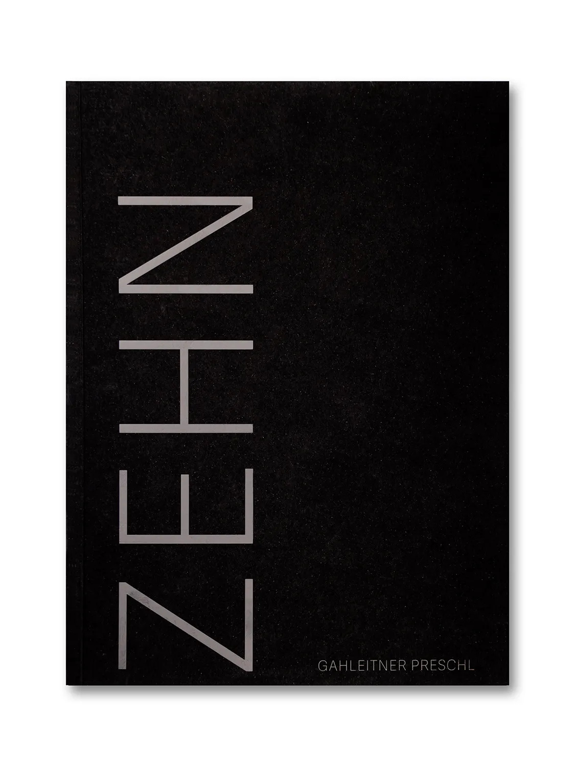 Doppelseite aus dem Buch „ZEHN“ von Michael Gahleitner und Michael Preschl mit hochwertiger Foodfotografie, Fine-Dining-Gerichten, Rezeptinformationen und einem reduzierten Editorial-Design. Das Buch verbindet Kulinarik, Food Styling, Plating und professionelle Werbefotografie auf höchstem Niveau.
