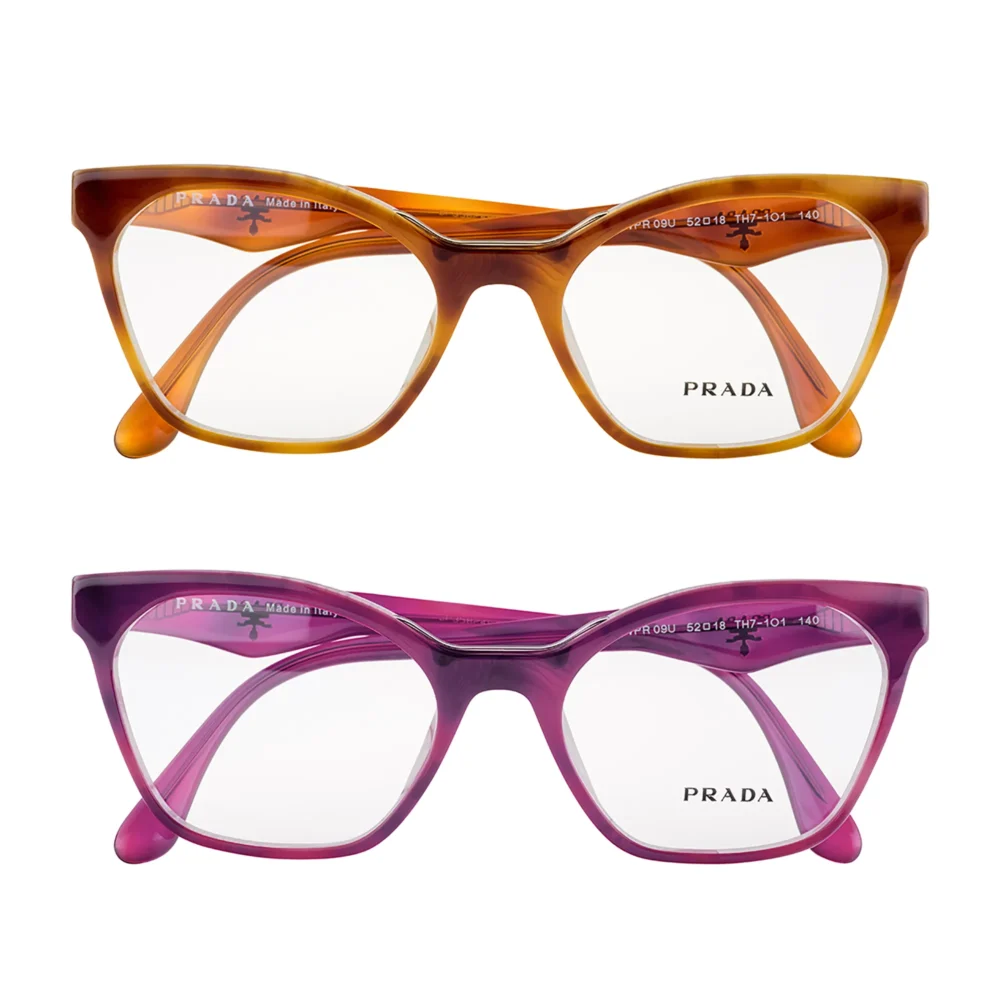 Two frames. One character. Prada Eyewear — Product Photography by Michael Preschl Zwei Prada Brillenfassungen Modell VPR 09U in Schildpatt-Braun und Fuchsia-Violett, frontal übereinander auf weißem Hintergrund freigestellt – Produktfotografie Optik, Fotograf Michael Preschl