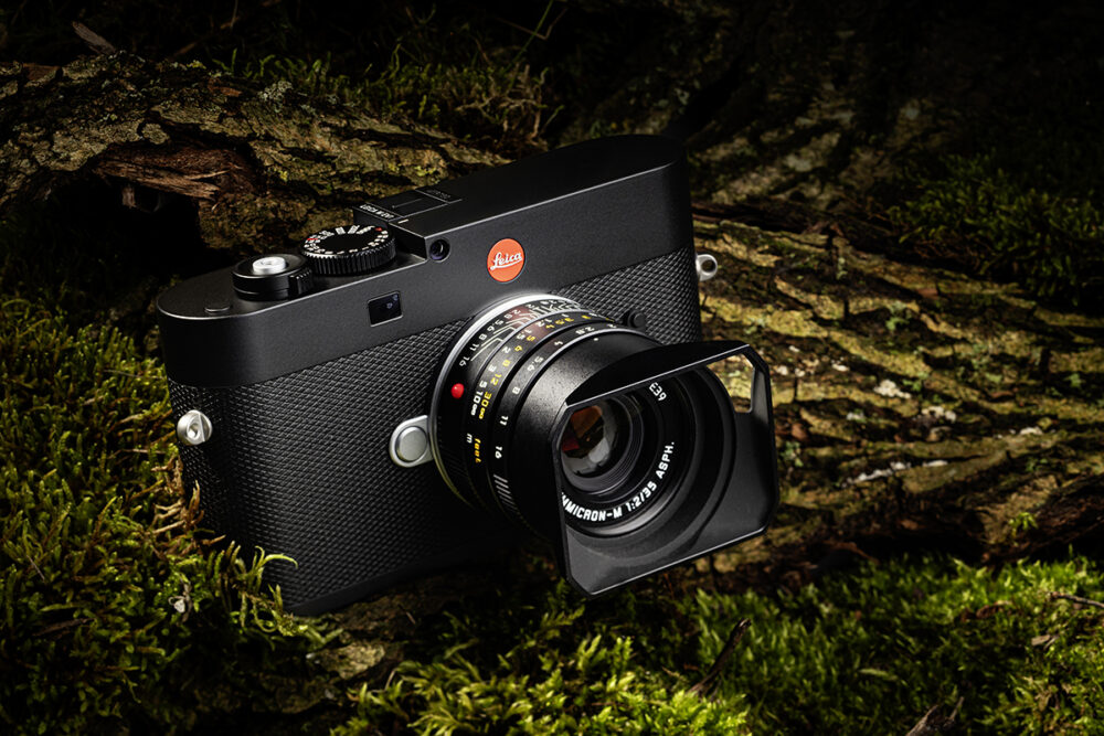 Premium Produktfotografie von Michael Preschl – hochwertige Commercial- und Kampagnenfotografie für Leica, Technik- und Luxusmarken in Salzburg, Österreich und Deutschland. Professionelle Produktfotografie einer Leica Kamera im natürlichen Outdoor-Setting – fotografiert von Michael Preschl in Salzburg.