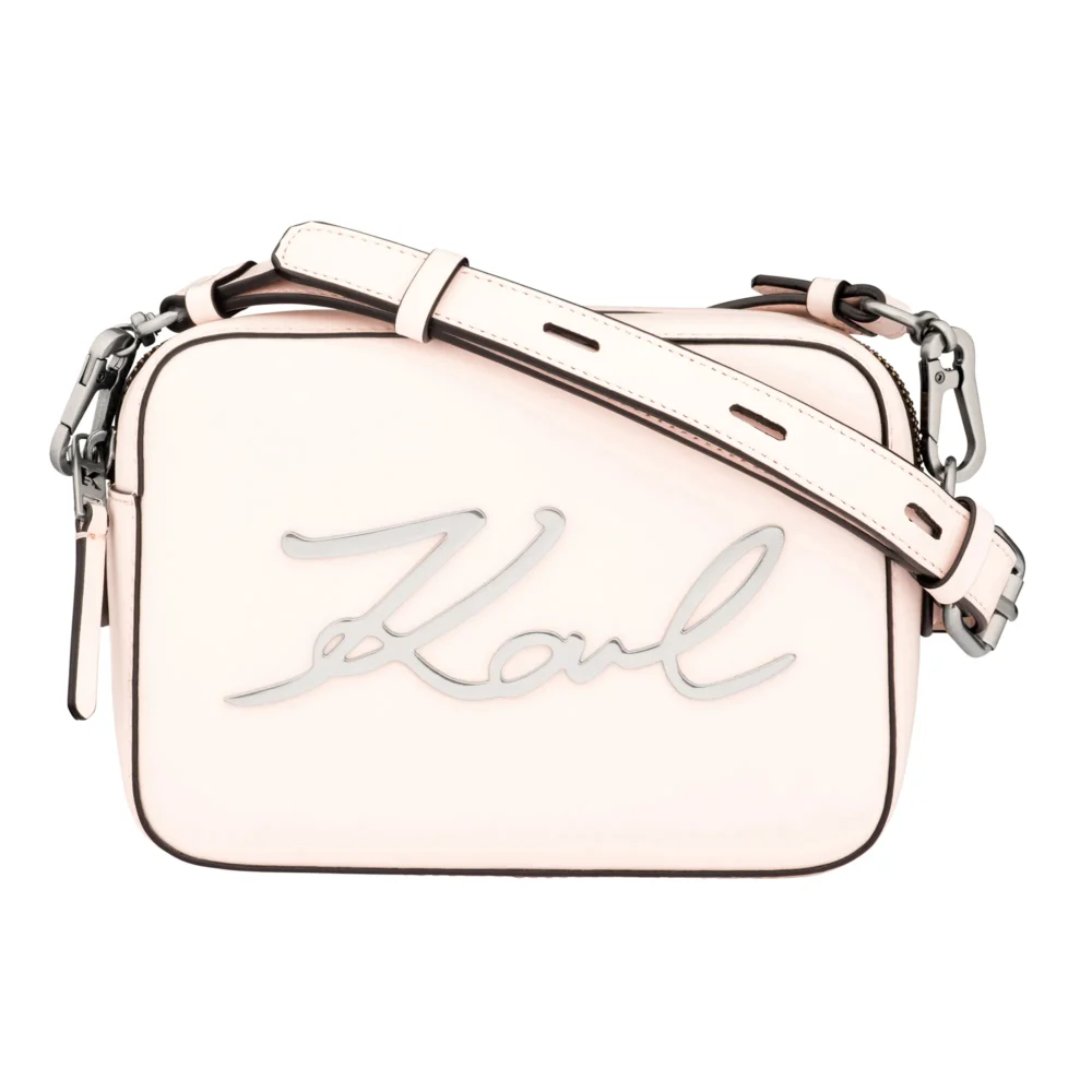 Karl. Signature. — Product Photography by Michael Preschl Karl Lagerfeld Crossbody Camera Bag in Blush Pink mit silbernem Karl-Schriftzug-Logo, dunkelbrauner Lederbiese und silberner Metallschließe – Produktfotografie Freisteller, Fotograf Michael Preschl