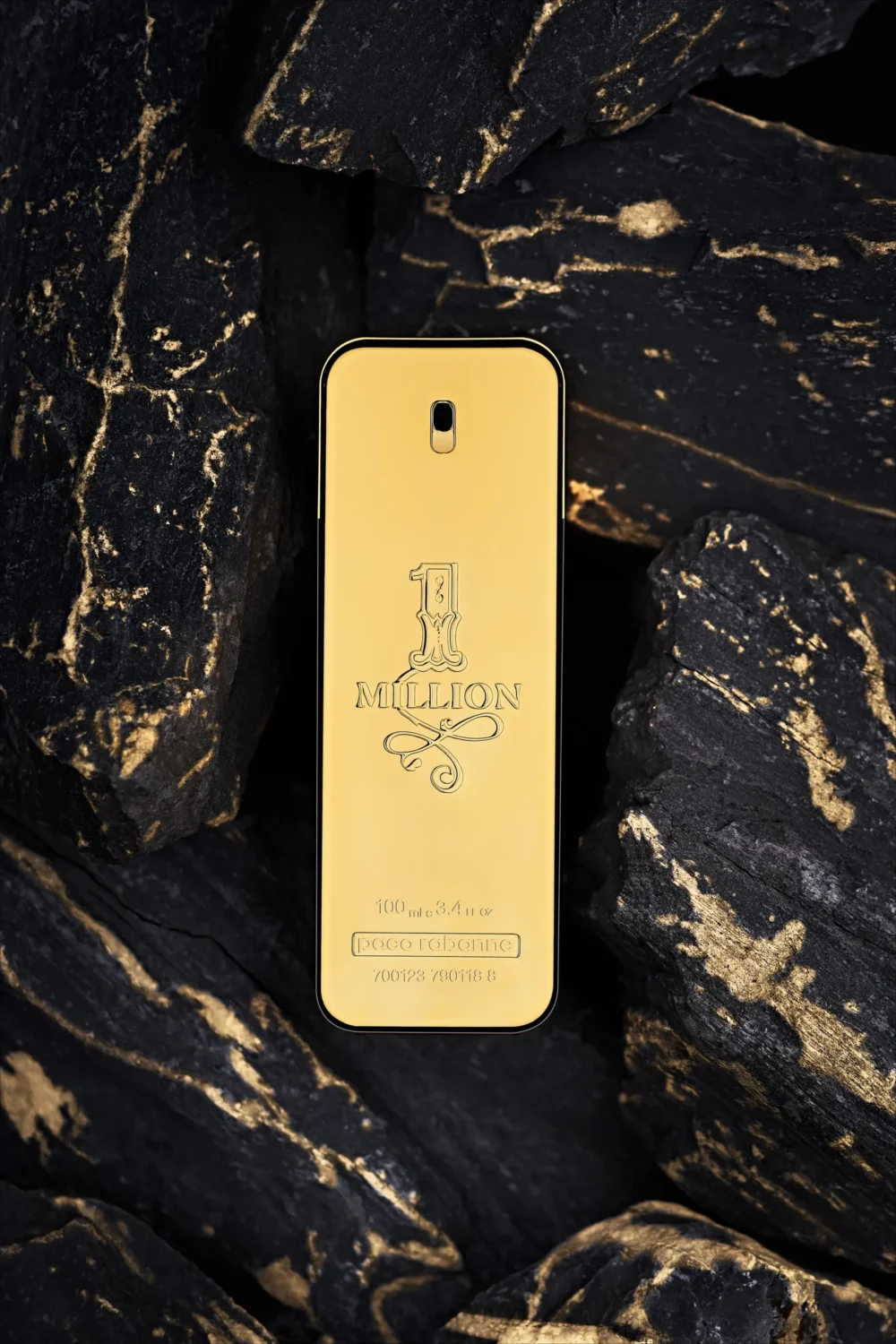 Raw gold. Paco Rabanne 1 Million — Product Photography by Michael Preschl Paco Rabanne 1 Million Eau de Toilette 100ml in goldener Barrenglas-Flasche, platziert auf schwarzen Kohle- oder Schiefersteinen mit Goldglimmer-Einschlüssen – Produktfotografie Werbekampagne, Fotograf Michael Preschl